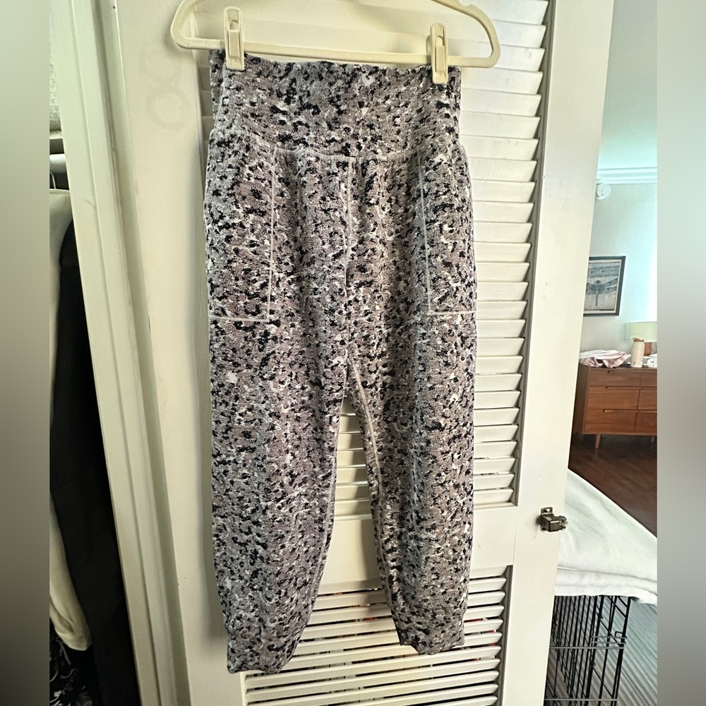 Athleta Salutation Textured Joggers, Size Large Petite